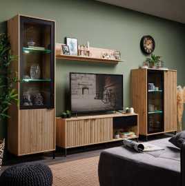 Obývacia stena s osvetlením nautille - dub/čierna.

 

    •   Vysoká vitrína s LED osvetlením: Presklené horné dvierka vytvárajú dokonalé okno do vášho sveta dekorácií a umeleckých kúskov.

   •   Nízka vitrína s LED osvetlením: Dvojdverový dizajn ponúka variabilitu, ktorú každý domov potrebuje.

   •   Nástenná polica: V jednoduchosti je krása.

   •   TV stolík 150: S dvoma uzatvárateľnými policami, jednou otvorenou a jednou zásuvkou ponúka tento stolík všetko, čo moderný domov potrebuje.

 

 

Rozmery produktov obývacej steny sú:


• Vysoká vitrína s osvetlením: 54,5x195x40cm (š, v, h).
• Nízka vitrína s osvetlením: 93x137,5x40cm (š, v, h).
• Nástenná polica: 137,5x24x19,5cm (š, v, h).
• TV stolík 150: 150,5x54,5x40cm (š, v, h).